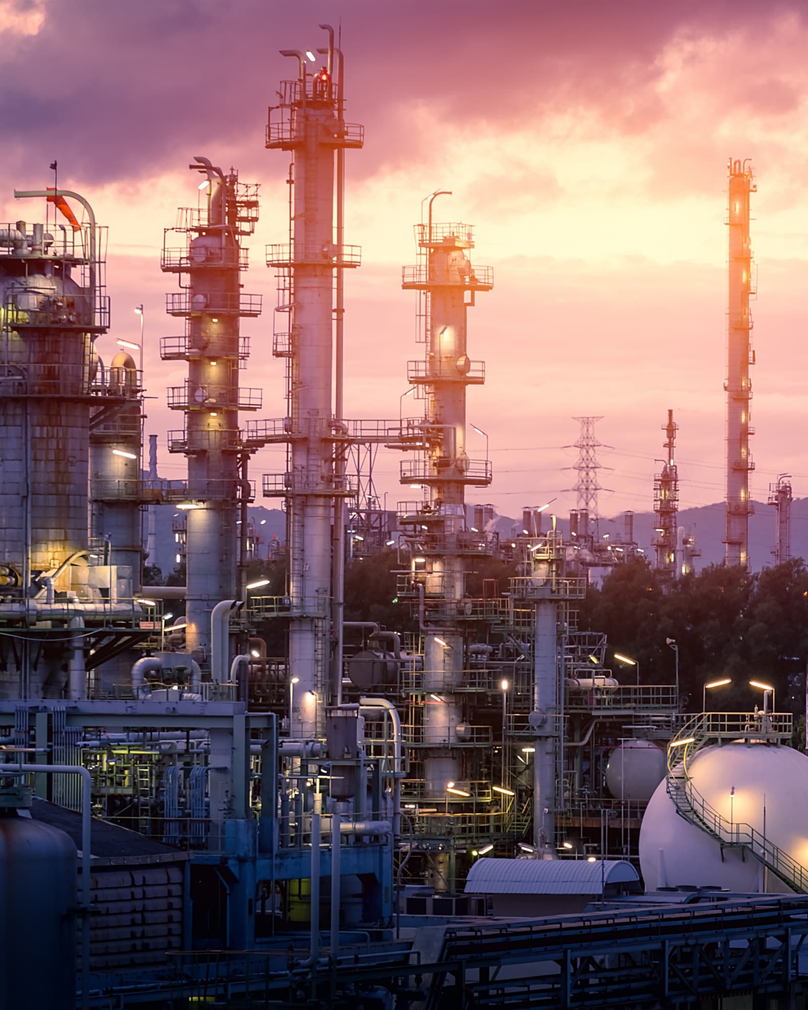 Petrochemical complex with reactors and integrated piping